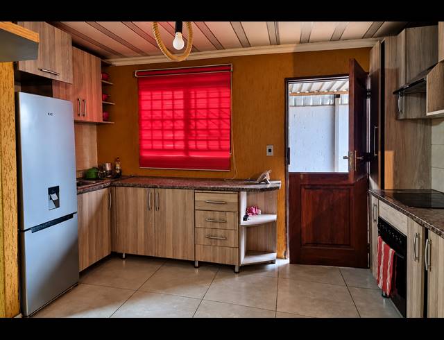 3 BEDROOM HOUSE FOR SALE IN STRETFORD